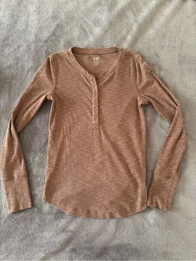 GAP Women’s Long-Sleeve Henley Top in Brown